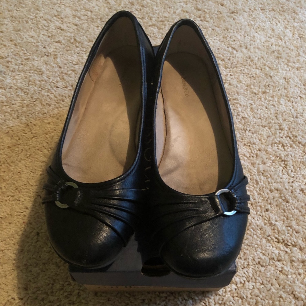 G.H. Bass & Co. Black Flats Women’s Size 7